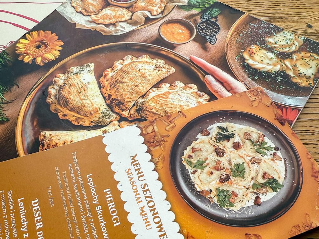 Speisekarte mit Abbildungen verschiedener Piroggen im Restaurant Pierogarnia Stary Młyn in Breslau