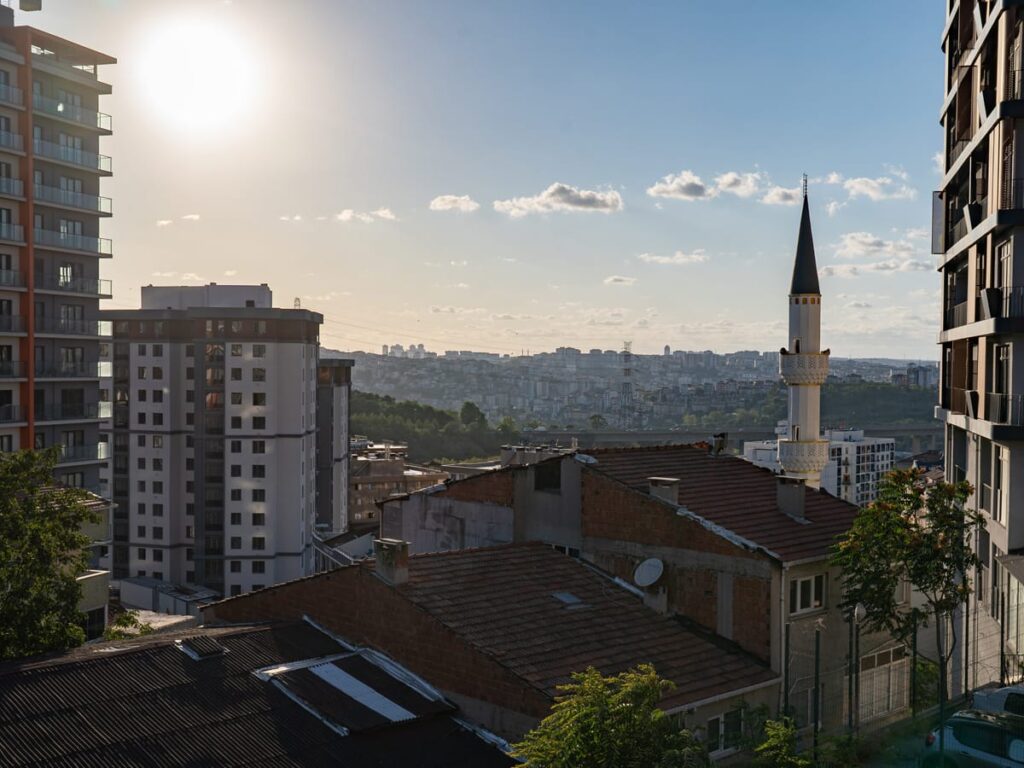 Abendlicher Blick über Kağıthane mit Minarett, Wohngebäuden und tiefer Sonne über Istanbul
