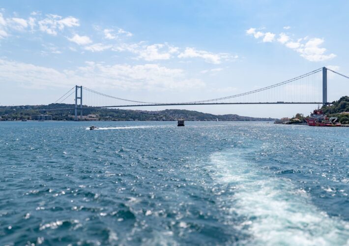 Fatih-Sultan-Mehmet-Brücke über dem Bosporus mit Blick vom Boot über das Wasser
