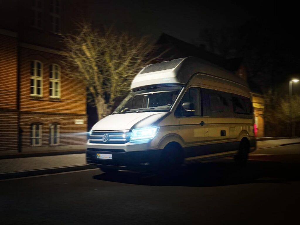 VW Grand California bei Nacht auf dem Weg zum Einbau der Clesana Toilette