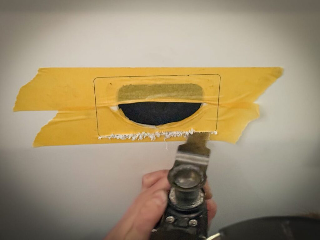 Ausschnitt für das Bedienfeld der Verschweißtoilette wird im Camper vergrößert