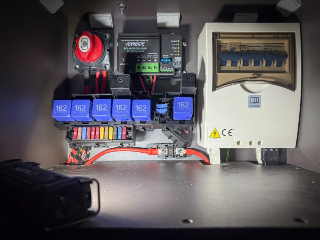 Sicherungskasten und Bordelektrik für den Anschluss der Clesana Toilette im Camper