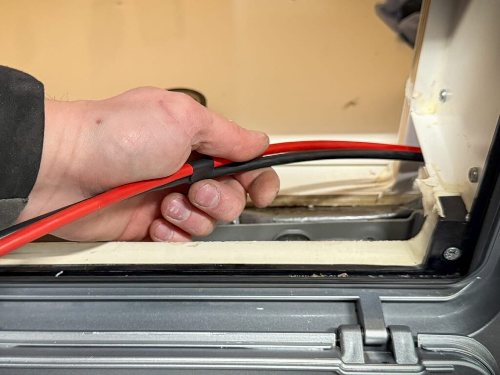 Stromkabel werden im Camper zum Sicherungskasten geführt