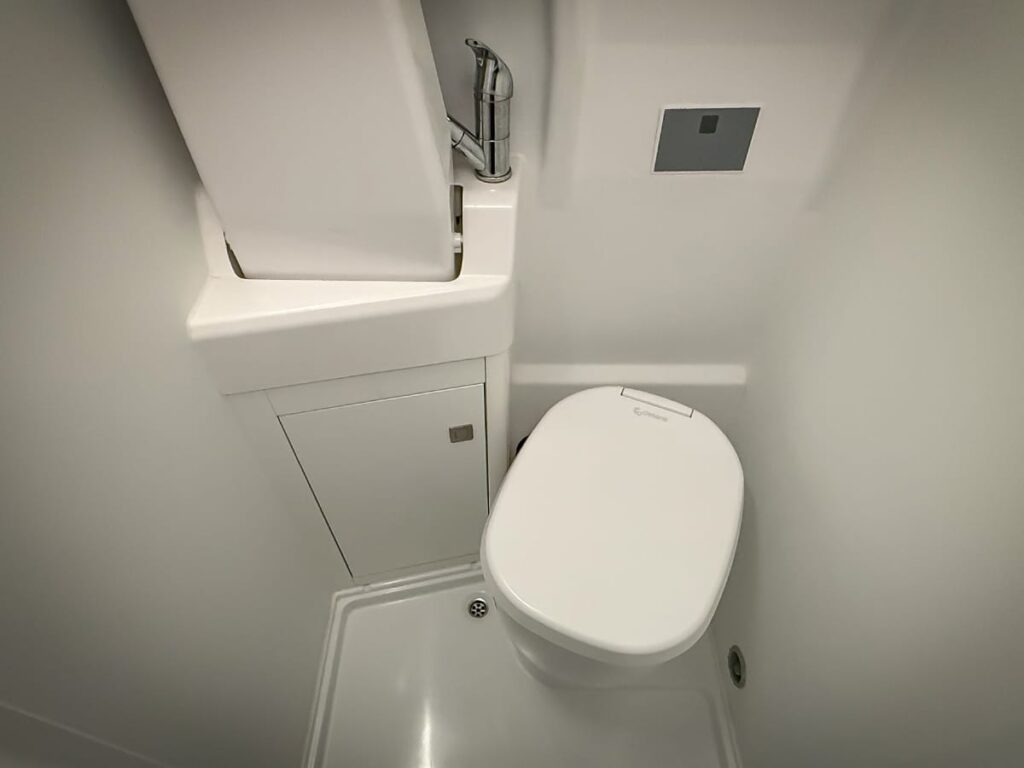 Eingebaute Clesana im Bad des VW Grand California