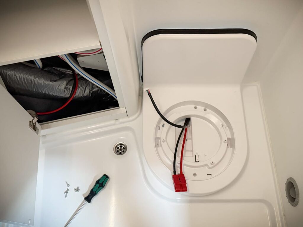 Einbau des L-Sockels im Bad des Campers