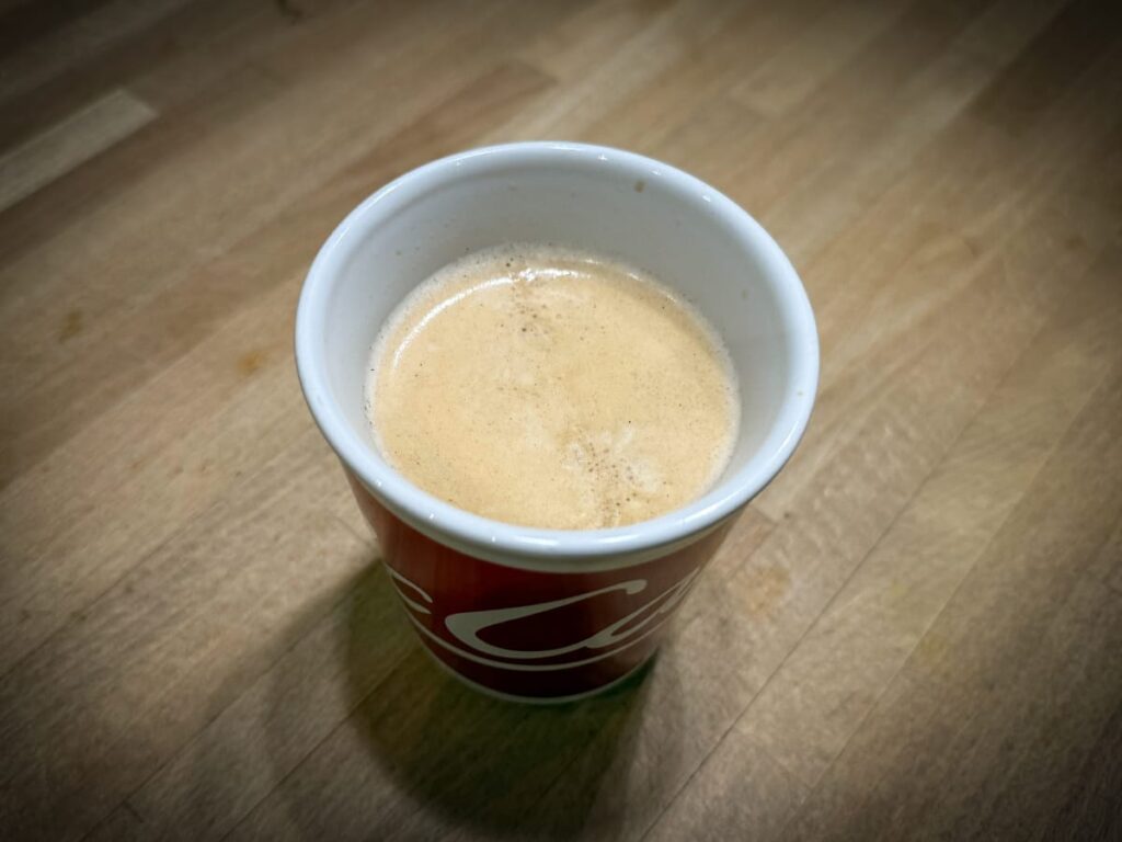 Kaffeebecher am frühen Morgen vor der Abfahrt nach Berlin Wandlitz