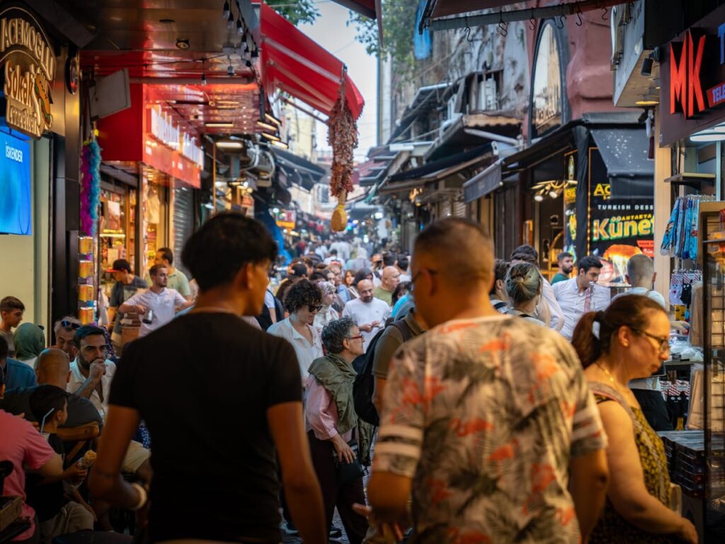 Zwischen Lichtern, Läden und dichtem Gedränge