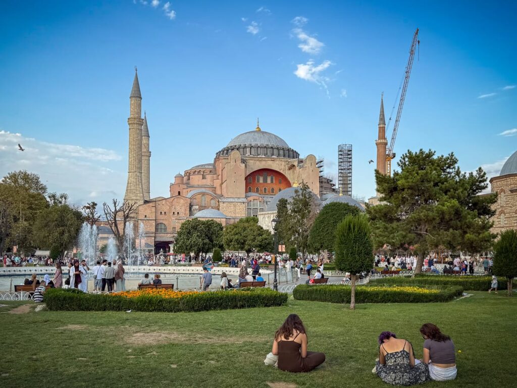 Hagia Sophia in Istanbul, gesehen vom Park aus mit Brunnen und Besuchern im Vordergrund