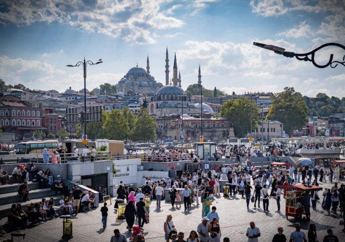 Menschenströme an der Galatabrücke mit Blick auf die Süleymaniye-Moschee in Istanbul