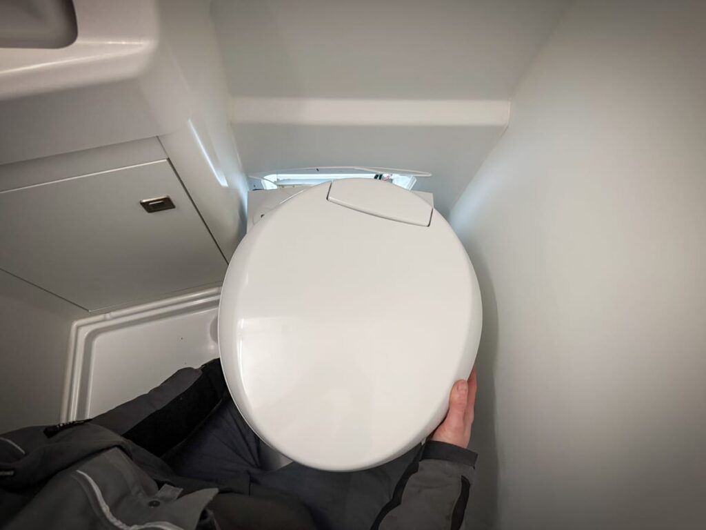 Herausnehmen der alten Thetford-Toilette aus dem Bad des VW Grand California