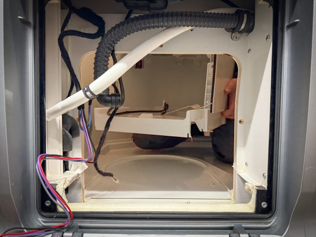 Rückbau der Kassettentoilette über die Serviceklappe des Wohnmobils