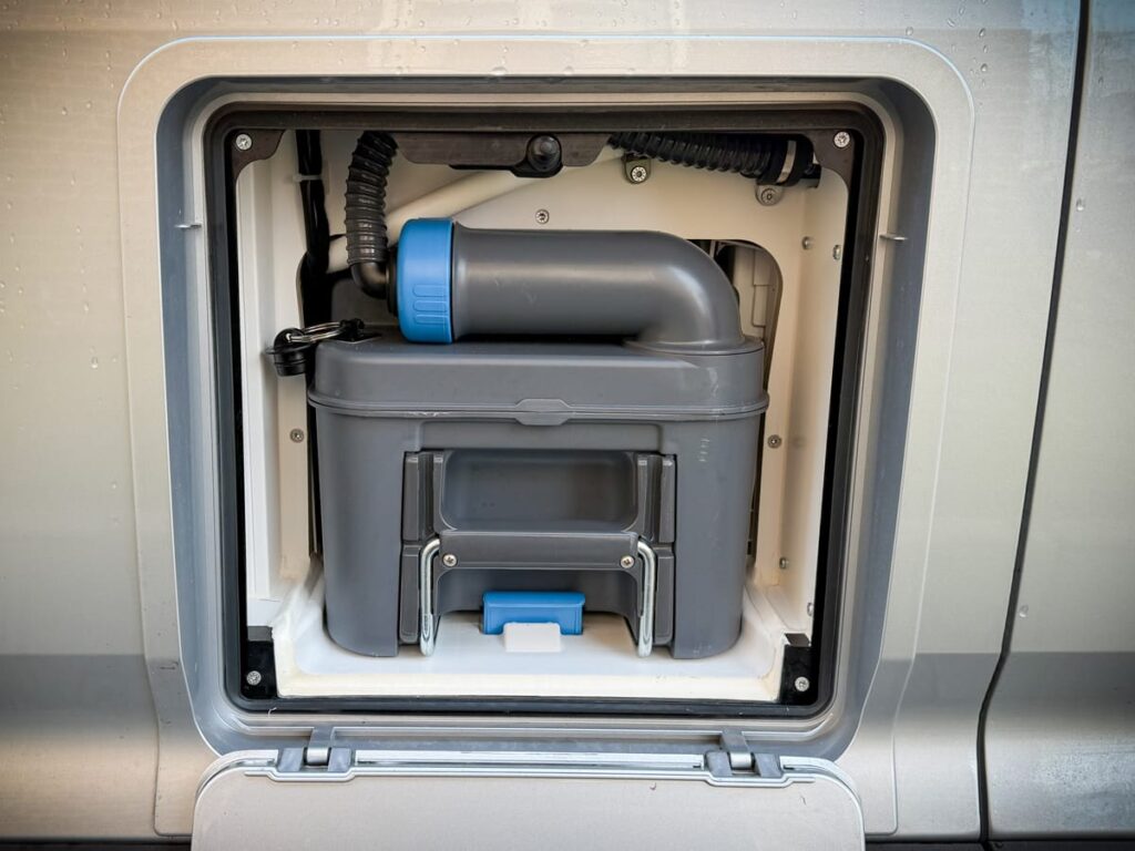 Thetford Kassettentoilette im Camper mit eingesetzter Kassette 18 Liter in der Serviceklappe