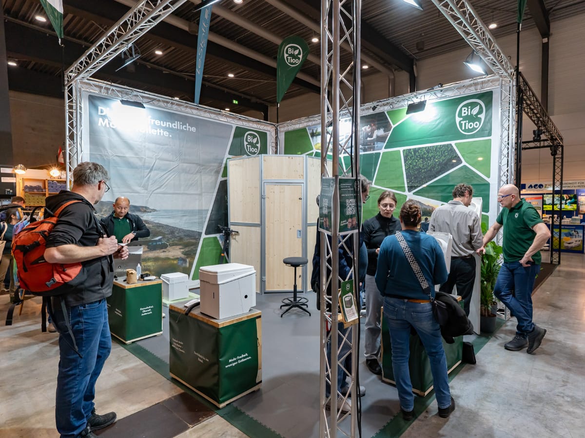 Bio Tioo Messestand auf der CMT Stuttgart 2026 mit Trockentrenntoiletten und Besuchern im Gespräch