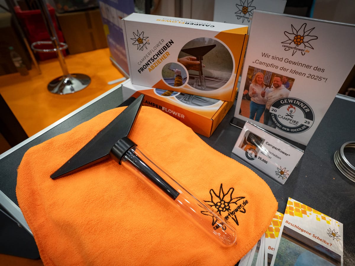Camperflower Frontscheiben Abzieher mit Mikrofasertuch auf dem Messestand der CMT Stuttgart 2026