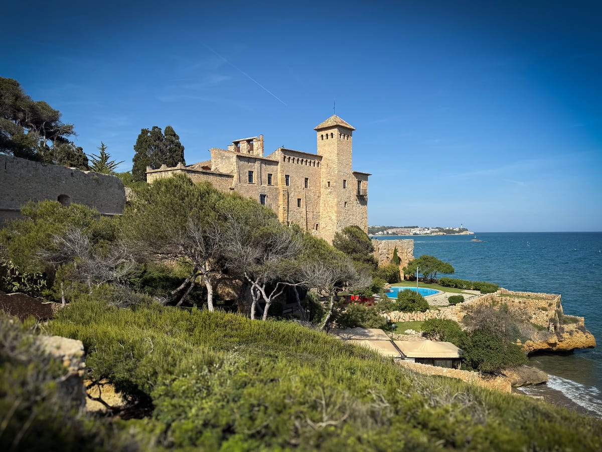 Castell de Tamarit an der Costa Dorada auf einer felsigen Landzunge über dem Meer