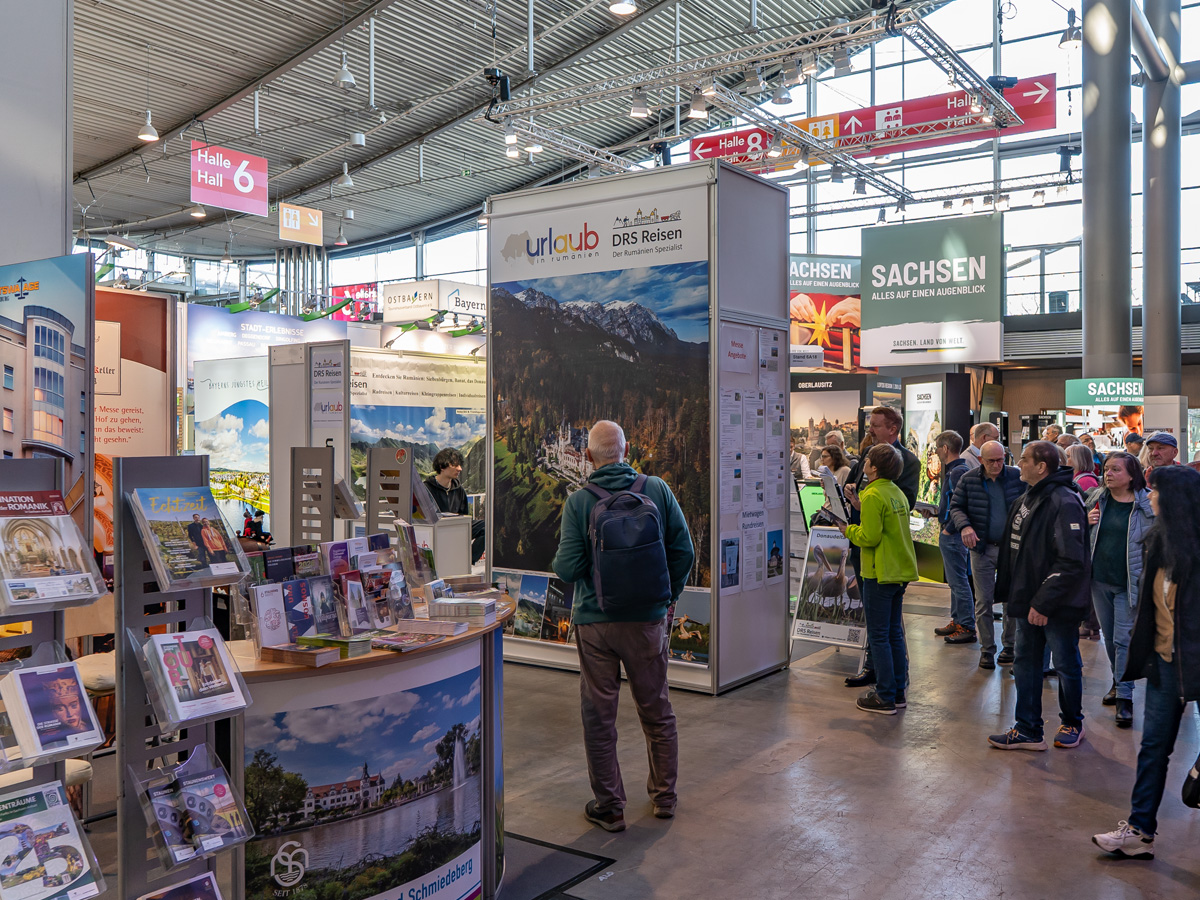 Messestand Urlaub in Rumänien auf der CMT Stuttgart 2026 mit Besuchern in Halle 6