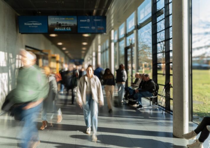 Besucherströme auf der CMT Stuttgart mit Bewegungsunschärfe im Messeflur