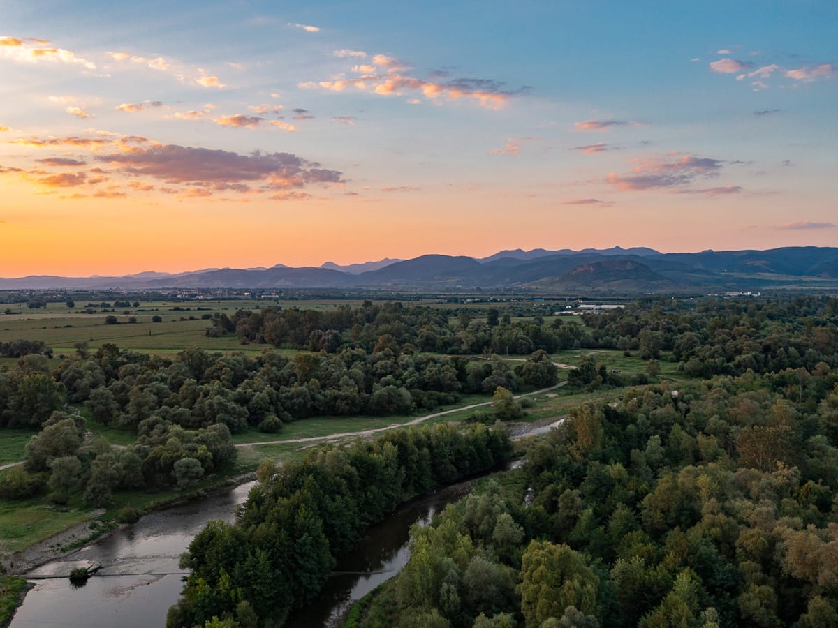Abendstimmung am Fluss Strei mit Blick auf die Ausläufer der Karpaten in Siebenbürgen