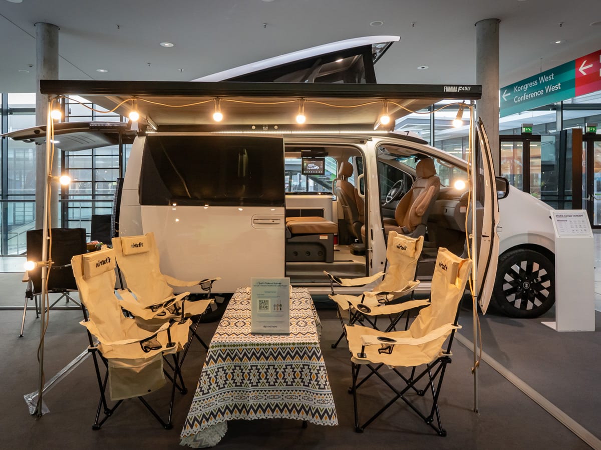 Hyundai Staria Camper Concept mit ausgefahrenem Sonnensegel und Sitzbereich auf der CMT Stuttgart 2026