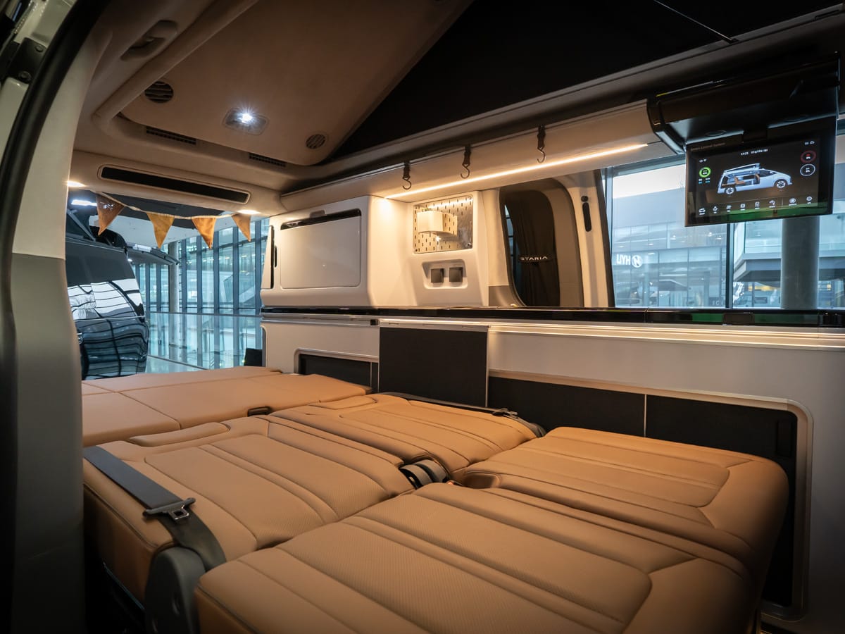 Innenraum des Hyundai Staria Camper Concept mit Schlaf- und Wohnbereich auf der CMT Stuttgart 2026