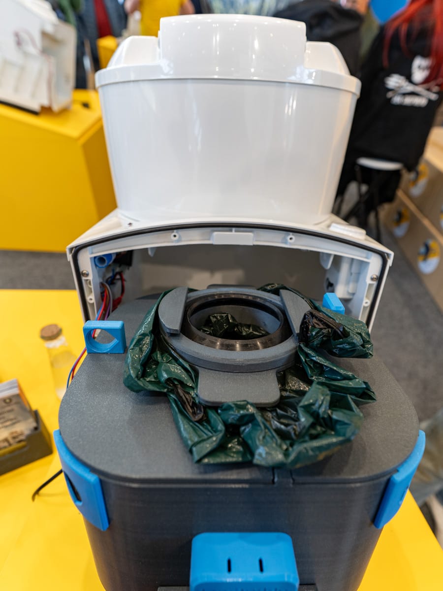 LooBuddy Toilettenmodul mit eingesetztem Beutel als Ersatzkassette auf der CMT Stuttgart 2026