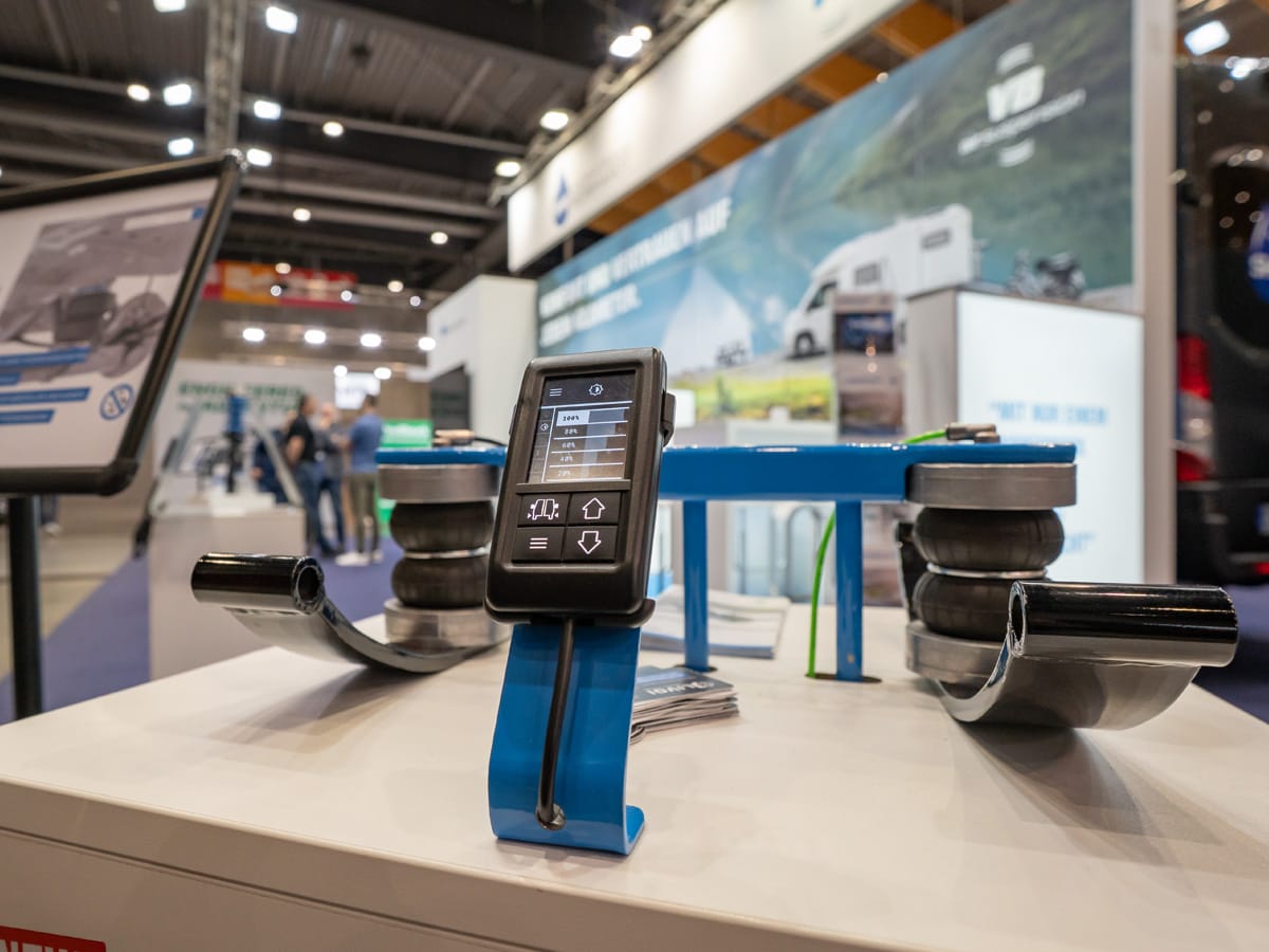 Bedieneinheit und Luftfederungssystem auf einem Messestand der CMT Stuttgart 202