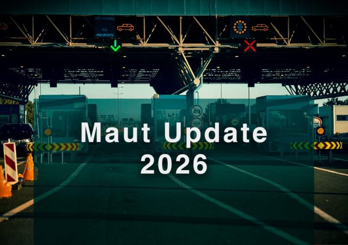 Mautstation in Europa mit Kontrollbooths und digitaler Anzeige, textüberlagert mit Maut Update 2026
