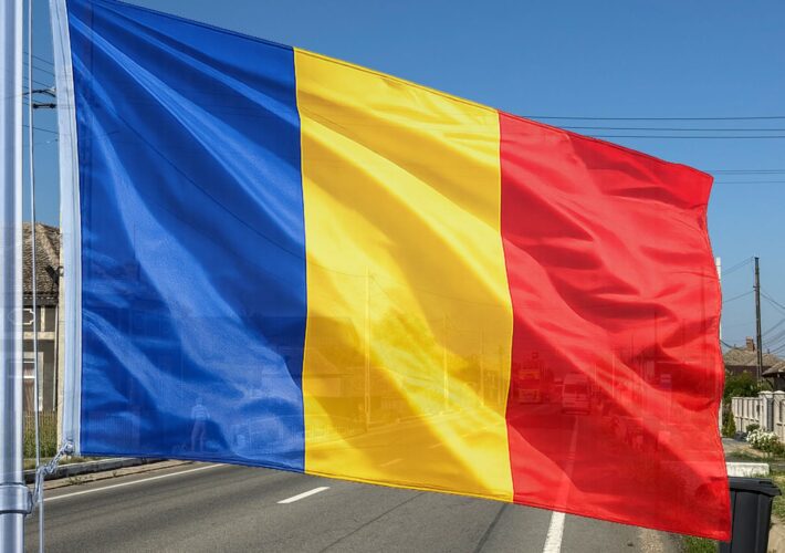 Straße in Rumänien mit rumänischer Flagge