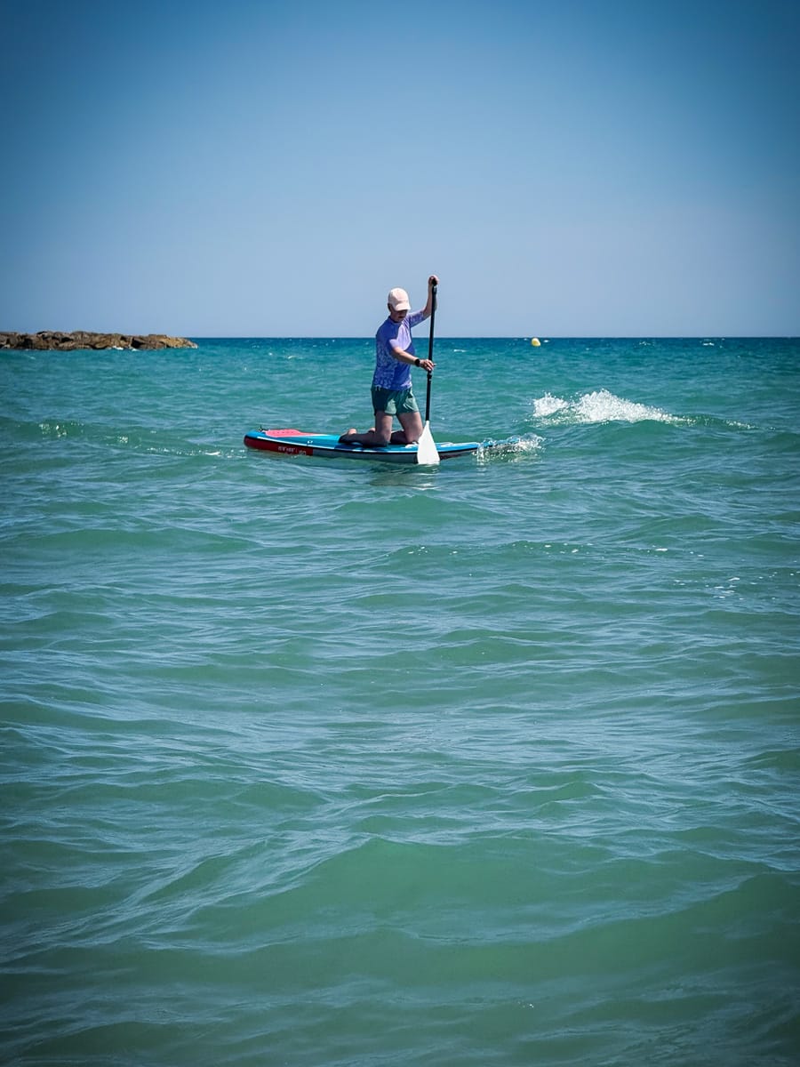 Person auf einem SUP-Board im Meer vor dem Tamarit Beach Resort an der Costa Dorada
