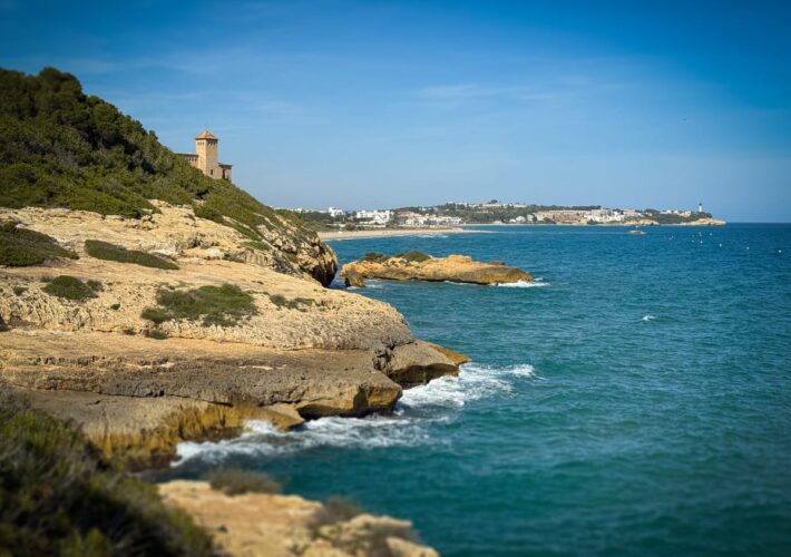 Küstenblick auf den Strand von Tamarit mit Castell de Tamarit an der Costa Dorada