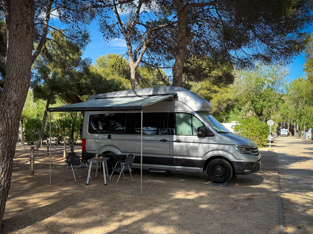 Camper auf schattigem Stellplatz im Tamarit Beach Resort an der Costa Dorada