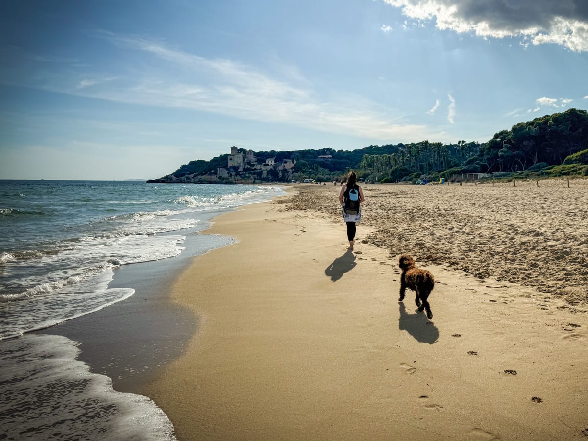 Strand am Tamarit Beach Resort an der Costa Dorada mit Blick Richtung Castell de Tamarit