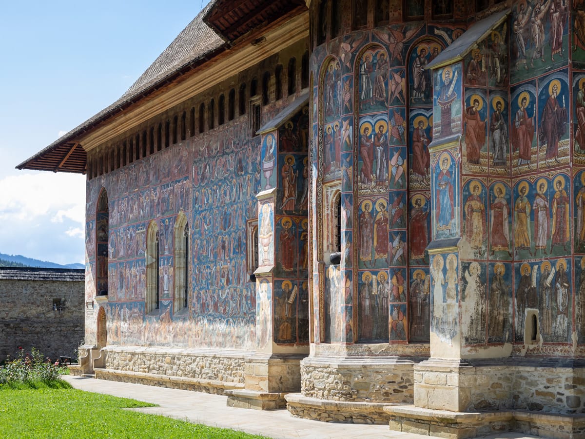 Bemalte Klosterfassade mit religiösen Fresken in der Bukowina in Rumänien