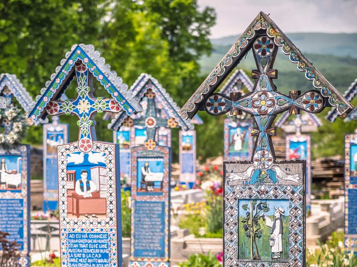 Farbenfrohe Grabkreuze auf dem Fröhlichen Friedhof von Săpânța in der Region Maramureș