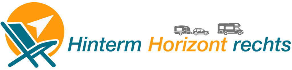 Logo Hinterm Horizont rechts mit stilisiertem Campingstuhl, Kompassnadel und Sonne