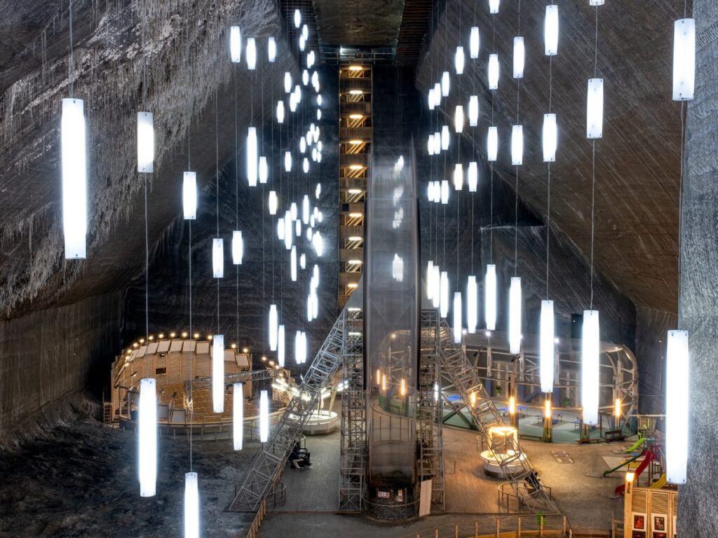 Beleuchtete Innenhalle der Salina Turda, historisches Salzbergwerk in Zentralrumänien