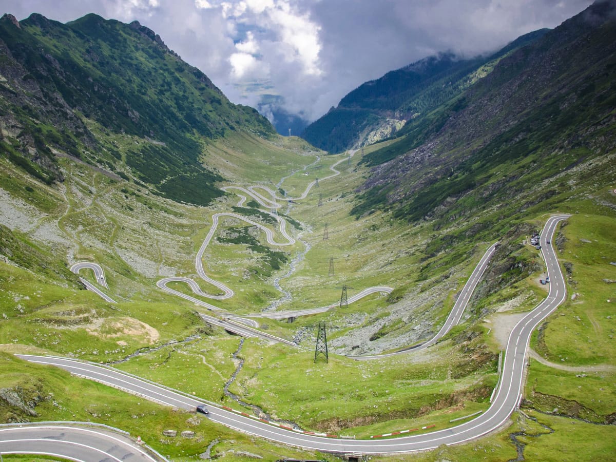 Serpentinen der Transfăgărășan-Hochgebirgsstraße in den rumänischen Karpaten
