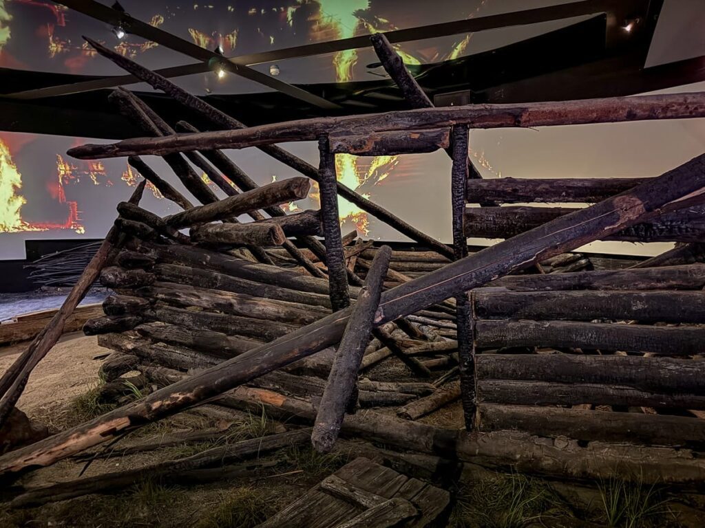 Ausgegrabene verkohlte Holzkonstruktion im Archäologischen Museum Krakau