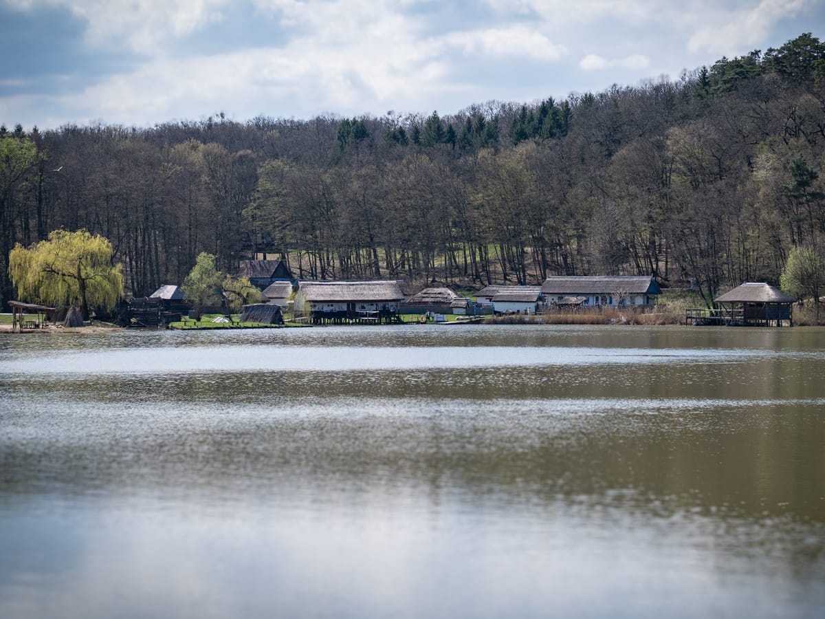 Fischersiedlung im ASTRA Museum Sibiu am See mit traditionellen Häusern und Schilfdächern