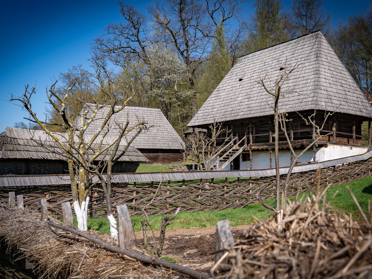 Traditionelle Hofanlage vom transsilvanischen Plateau im ASTRA Museum Sibiu mit erhöhtem Wohnhaus und Veranda