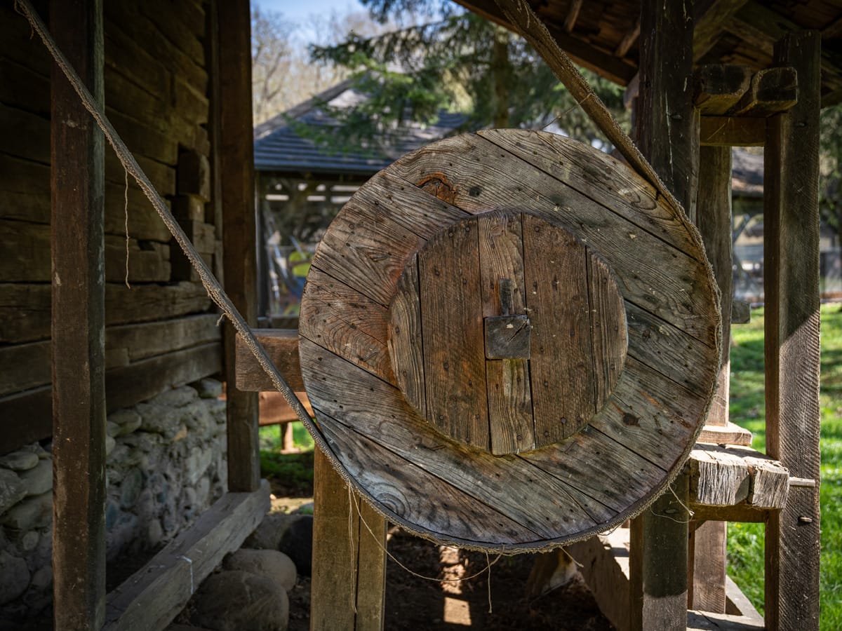 Detail einer hölzernen Mühlenmechanik im ASTRA Museum in Sibiu