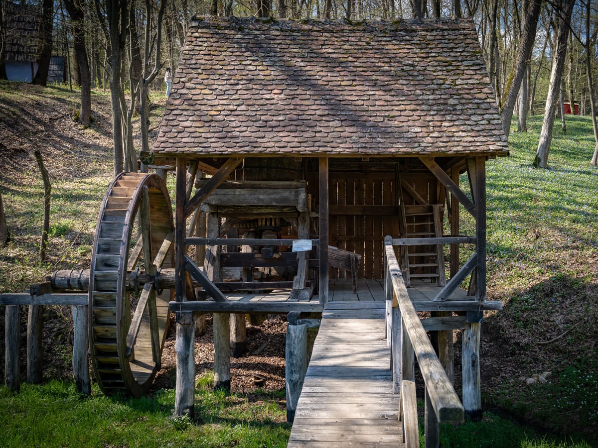 Wassermühle mit großem Wasserrad im ASTRA Freilichtmuseum in Sibiu
