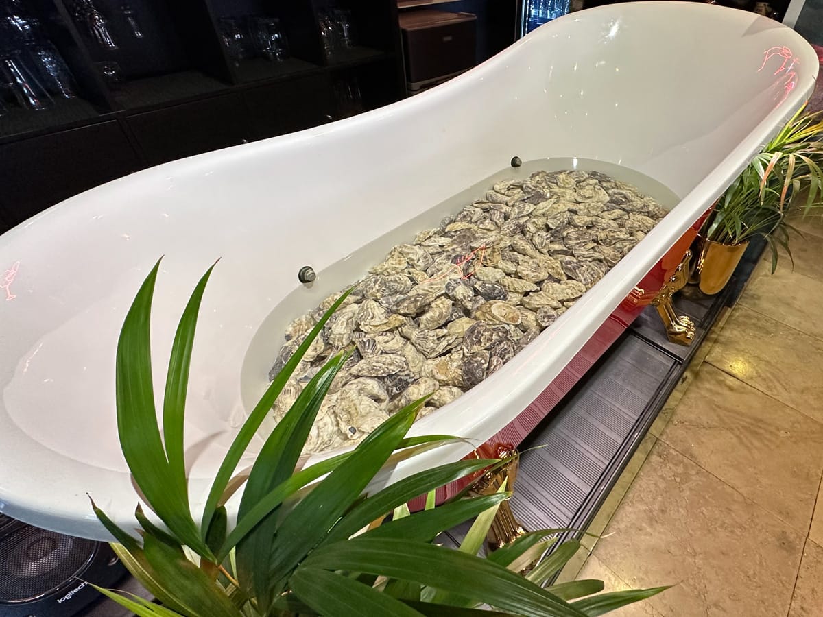 Badewanne gefüllt mit Austern in einem Restaurant in Krakau