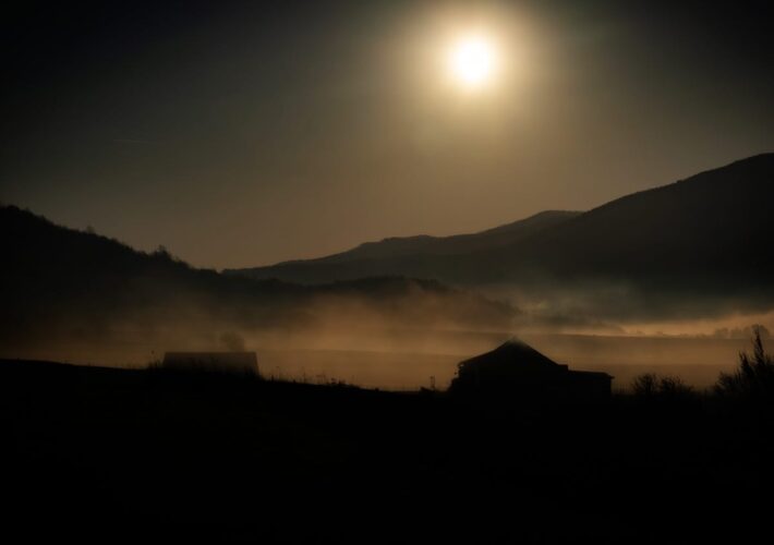 Silhouette eines Hauses im Nebel bei Sonnenaufgang nahe Boița in Rumänien