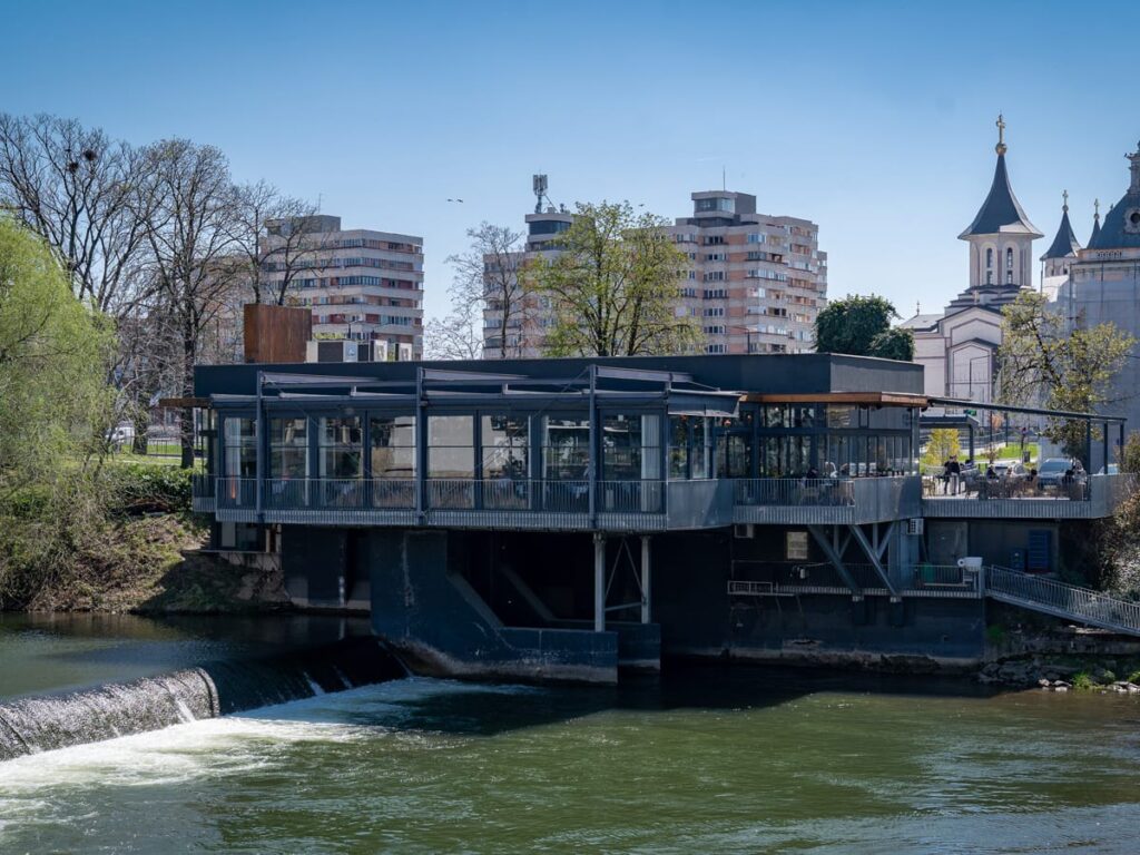 modernes restaurant botanic by armonia am fluss crisul repede in oradea