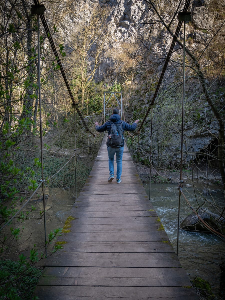 Hängebrücke in der Cheile Turzii Schlucht mit Wanderer