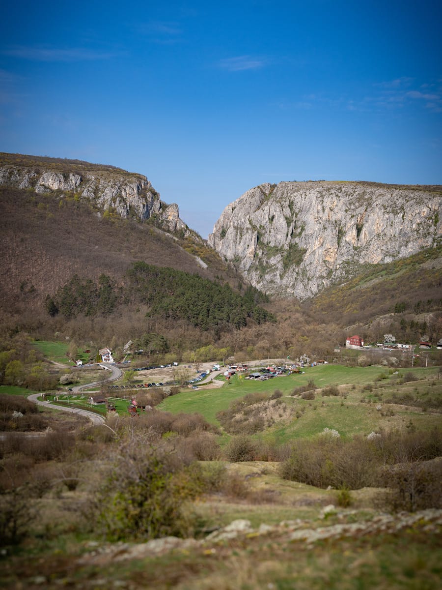 Parkplatz und Haupteingang zur Cheile Turzii Schlucht bei Turda in Rumänien
