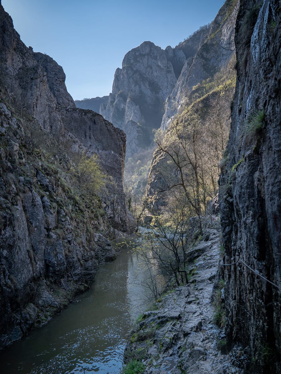 Schmaler Wanderweg mit Stahlseil entlang der Felswand in der Cheile Turzii Schlucht