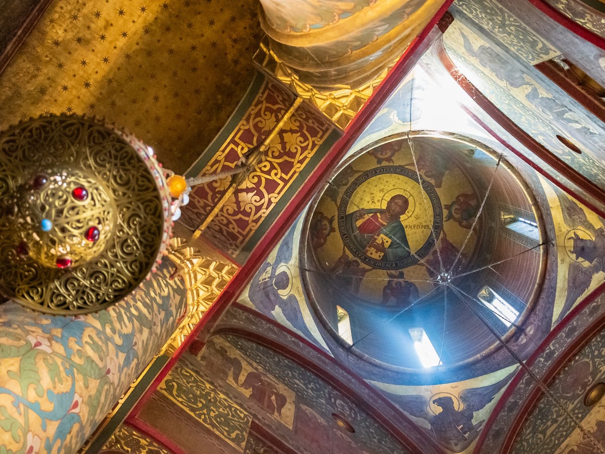 Innenraum der Kathedrale von Curtea de Argeș mit Kuppel und Ikonen