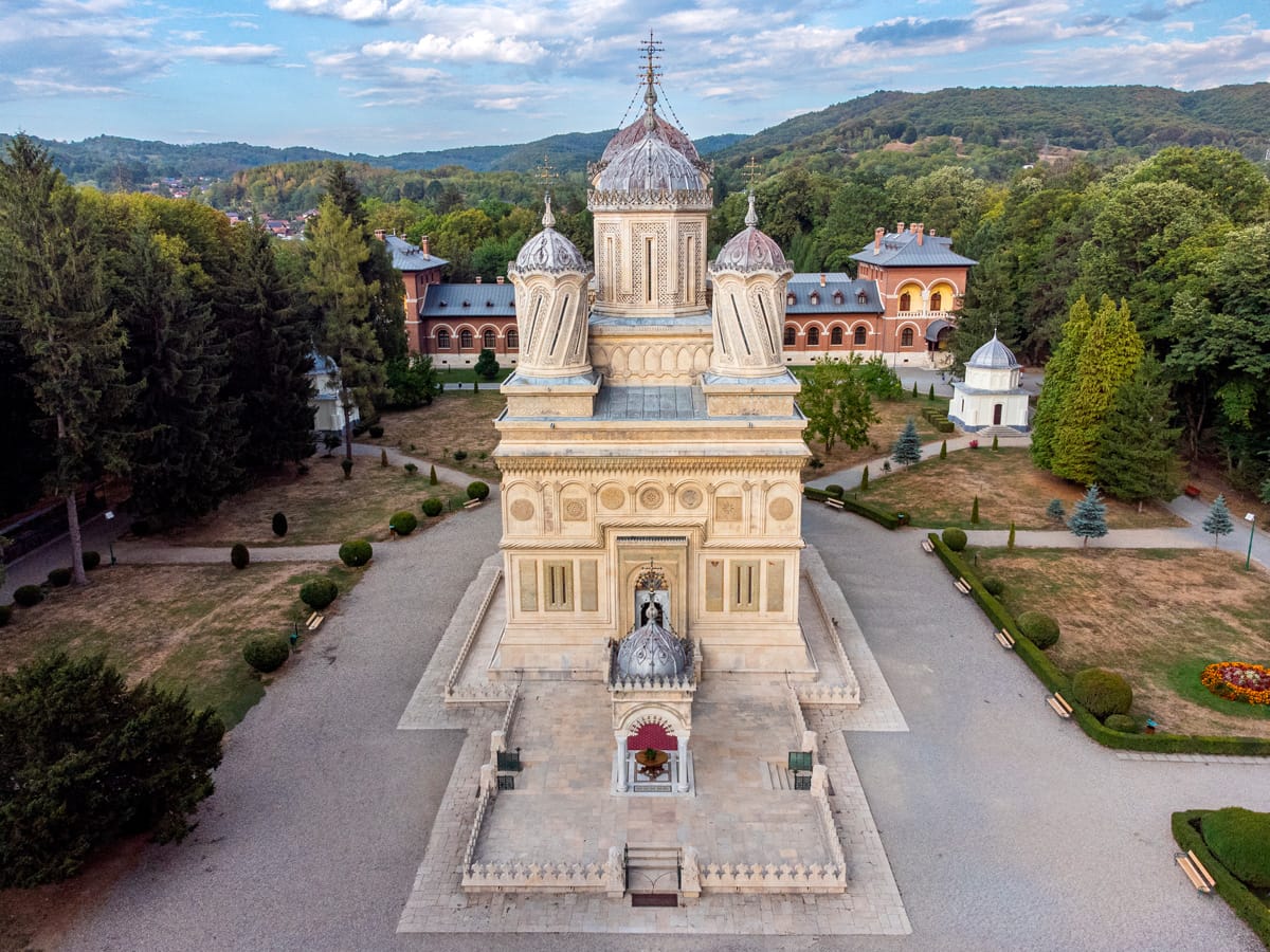 Kathedrale von Curtea de Argeș ohne Gerüst aus der Luft